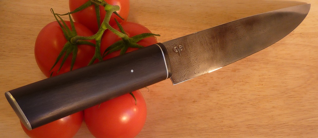 Couteau grand chef, lame damas 15N20/O2 de 210 mm,manche en ébène de macassar, entretoises en inox et corne de buffle noir.
